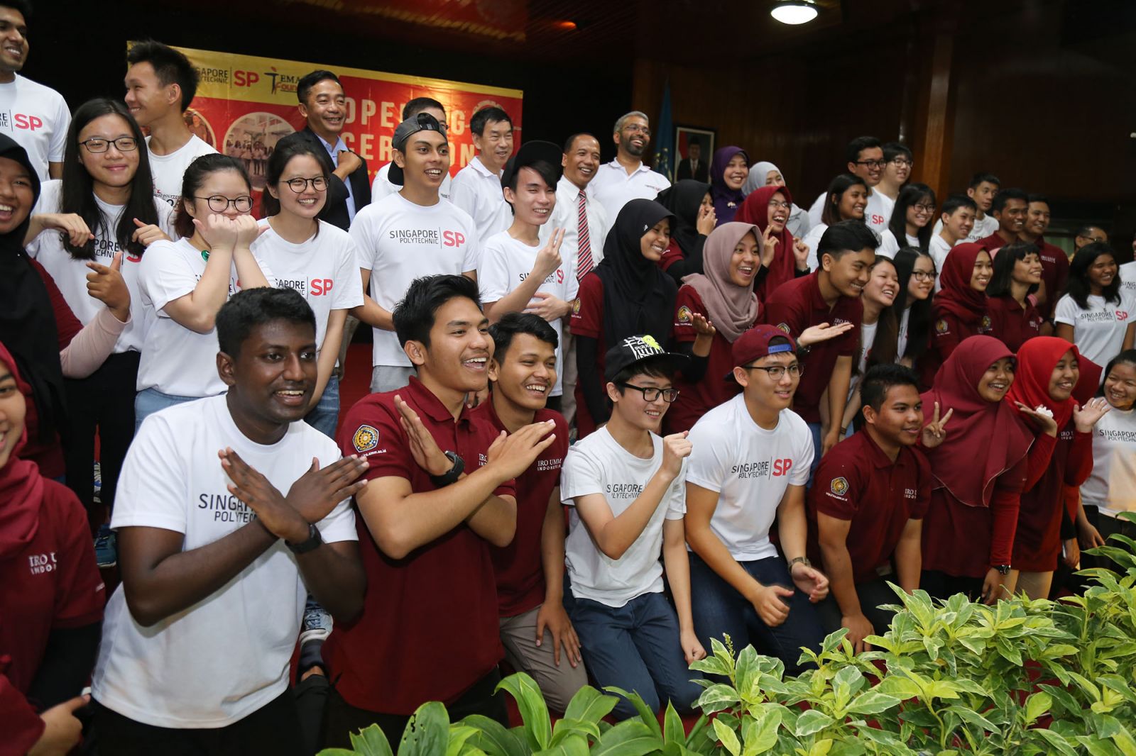 Foto bareng peserta LEx dari UMM dan Politeknik Singapura. foto : rinoanugrawan بعد نجاح